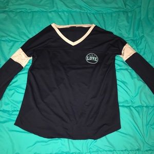 V-neck long sleeve t-shirt